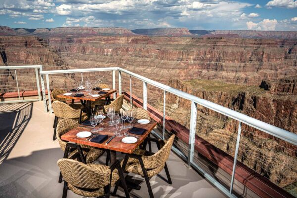 住宿和餐饮 在俯瞰西部大峡谷 Skywalk 的露台上摆放的餐桌