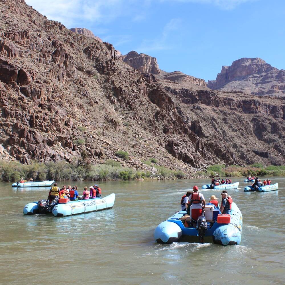 Mehrere Boote der Hualapai River Runners auf dem Colorado River
