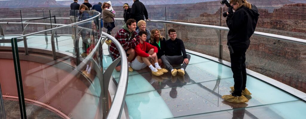 Dinge die zu tun sind A group of people poses for a photo on the glass Grand Canyon Skywalk.