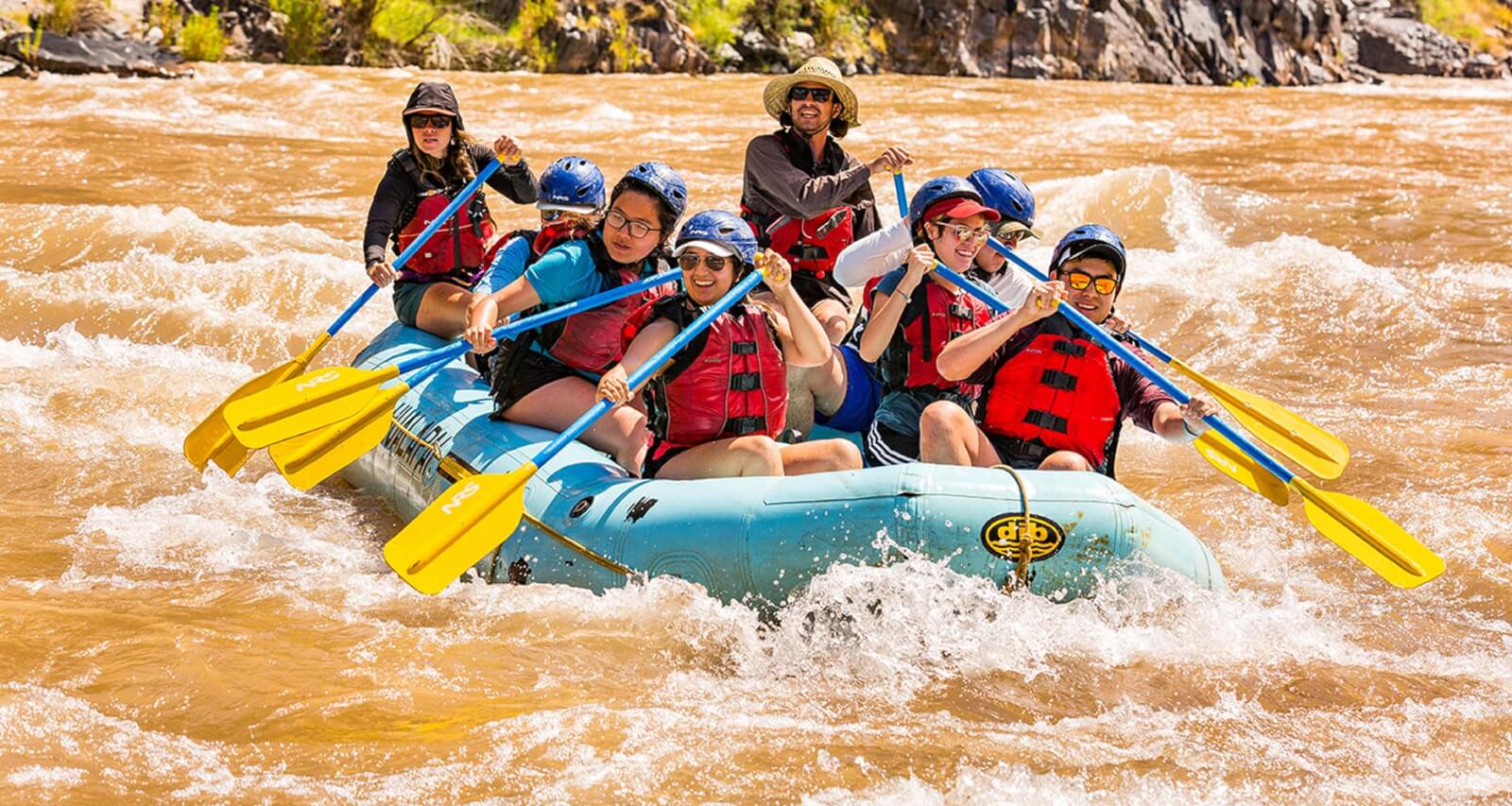 Personas que practican rafting en aguas bravas en el río Colorado